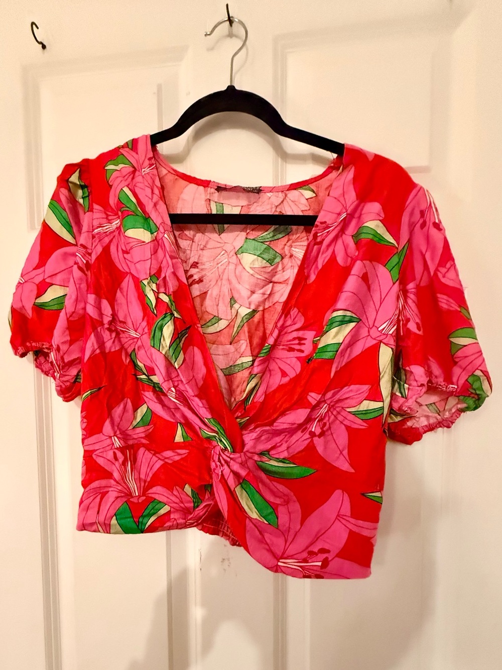 Women’s Floral Faux Tie-Front Crop Top in Red and Pink